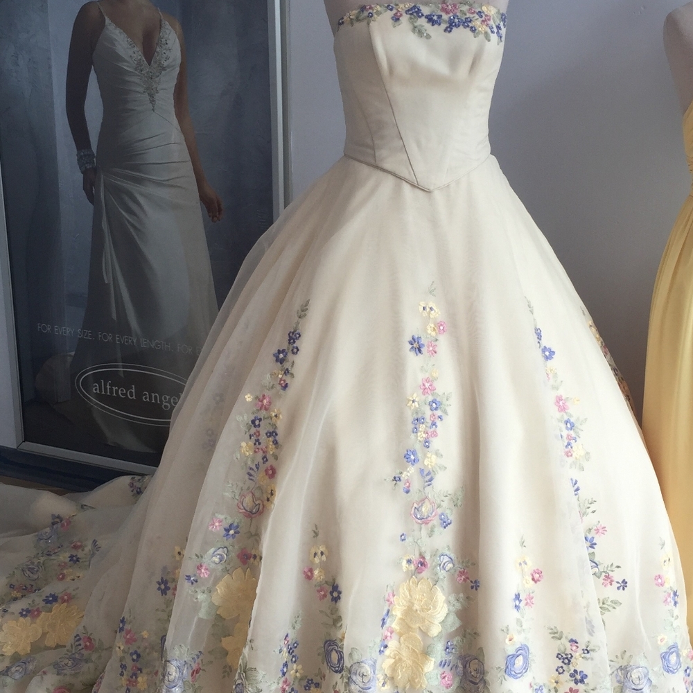 ISO Disney fairytale wedding 252 with multicolor flowers - Picture 2 of 4